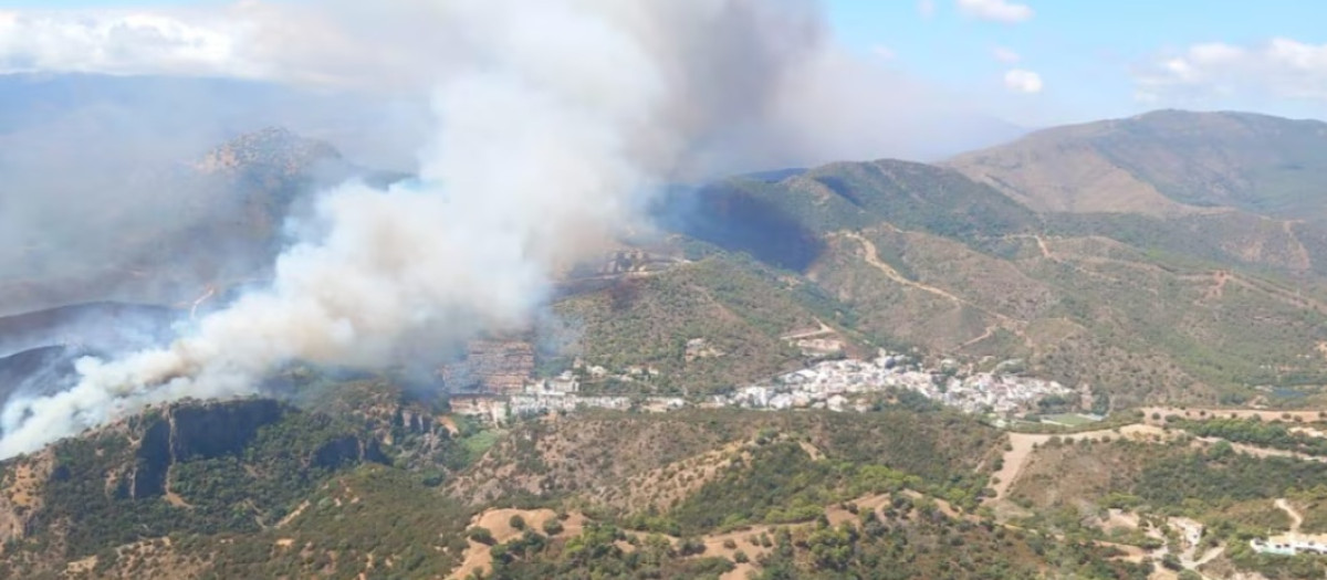 Incendio forestal en Benahavís (Málaga), visto desde el aire