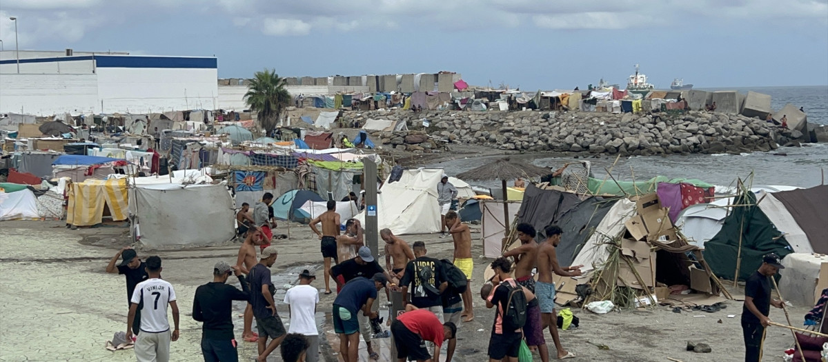 Migrantes en un nuevo asentamiento, en la playa de Benítez