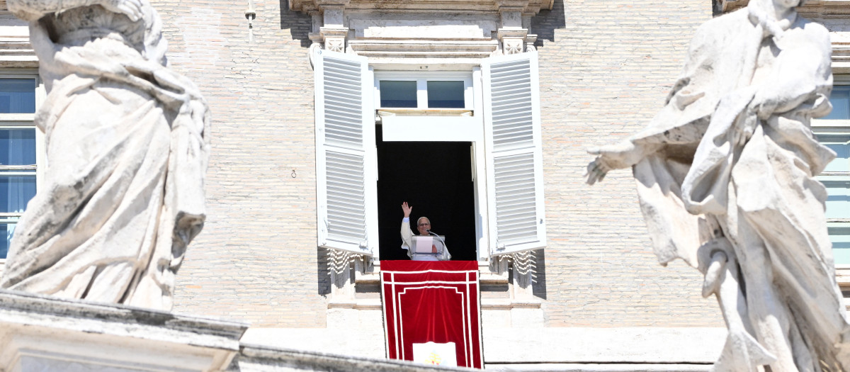 León XIV saluda a la multitud desde la ventana del Palacio Apostólico