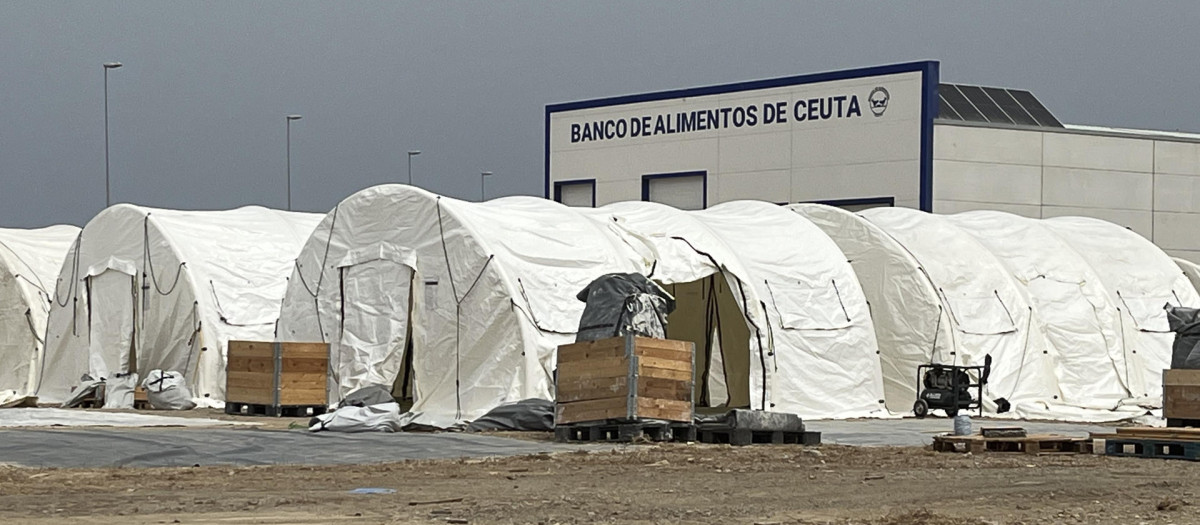 Tiendas de campaña acondicionadas en el puerto de Ceuta para acoger inmigrantes