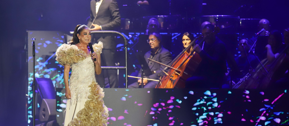 La cantante Isabel Pantoja durante su actuación este sábado en el Puerto de Tazacorte (La Palma)