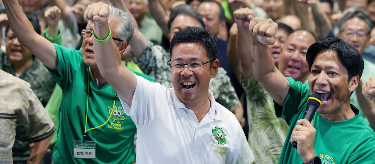 Genta Koja celebra su elección como nuevo gobernador de Okinawa, en el sur de Japón