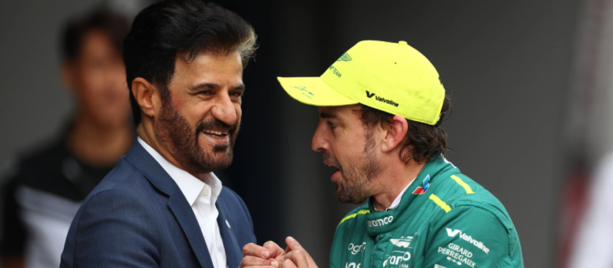 Fernando Alonso saluda a Mohamed ben Sulayem en un gran premio de esta temporada