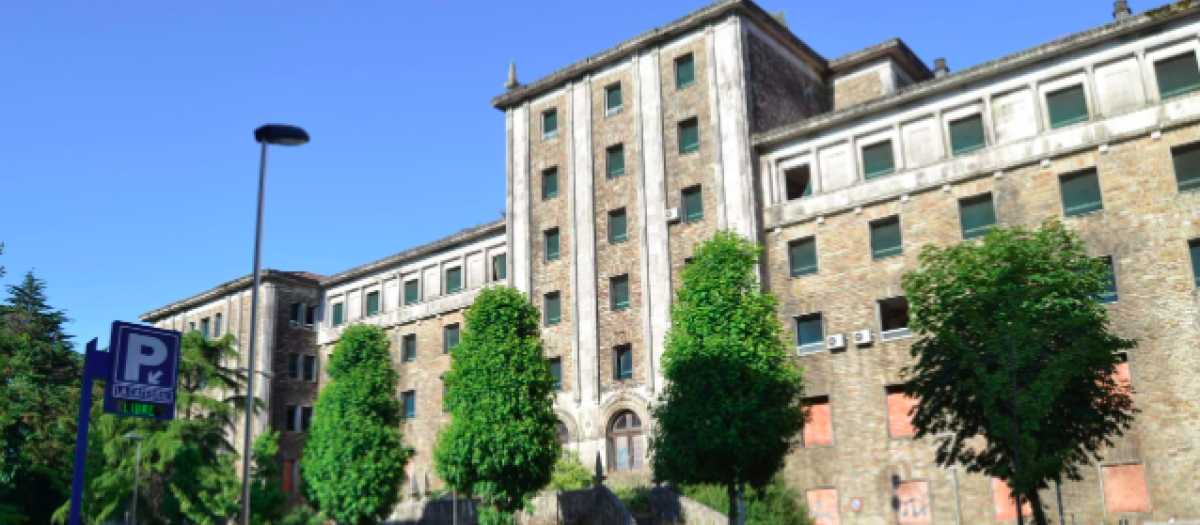 El viejo hospital de Santiago que estuvo años abandonado y ahora tiene habitaciones de hasta 1.525 euros al mes
