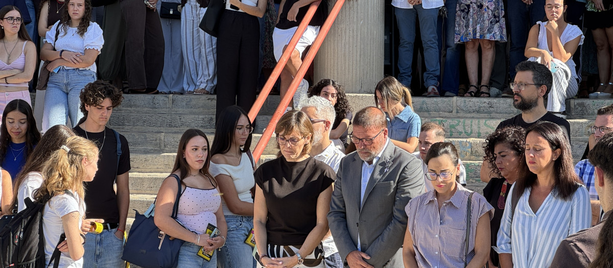 Minuto de silencio en la Facultad de Ciencias de la Educación de la Universidad de Granada, centro donde era alumna de Educación Infantil Claudia Tacoronte, de 21 años, asesinada este sábado en Morelos (México) en un presunto caso de feminicidio.