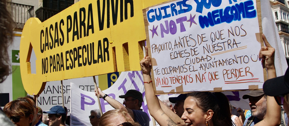 Manifestación del 27J por la vivienda en Málaga

Imagen de la manifestación del 27J por la vivienda en Málaga a 27 de junio de 2026 en Málaga (Andalucía, España).

Asociaciones, vecinos y partidos políticos se manifiestan en Málaga por la crisis de la vivienda el domingo 27 de junio. Han acudido representantes de la asociación 'Málaga Para Vivir', del PSOE de Málaga, de Adelante Andalucía, de Por Andalucía y de Izquierda Unida.

Álex Zea / Europa Press
27/6/2026