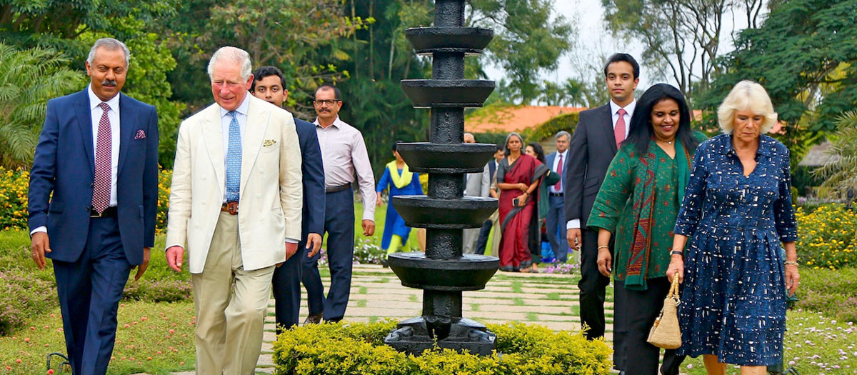 Carlos III de Inglaterra y la reina consorte Camilla en el centro Soukya de Bangalore