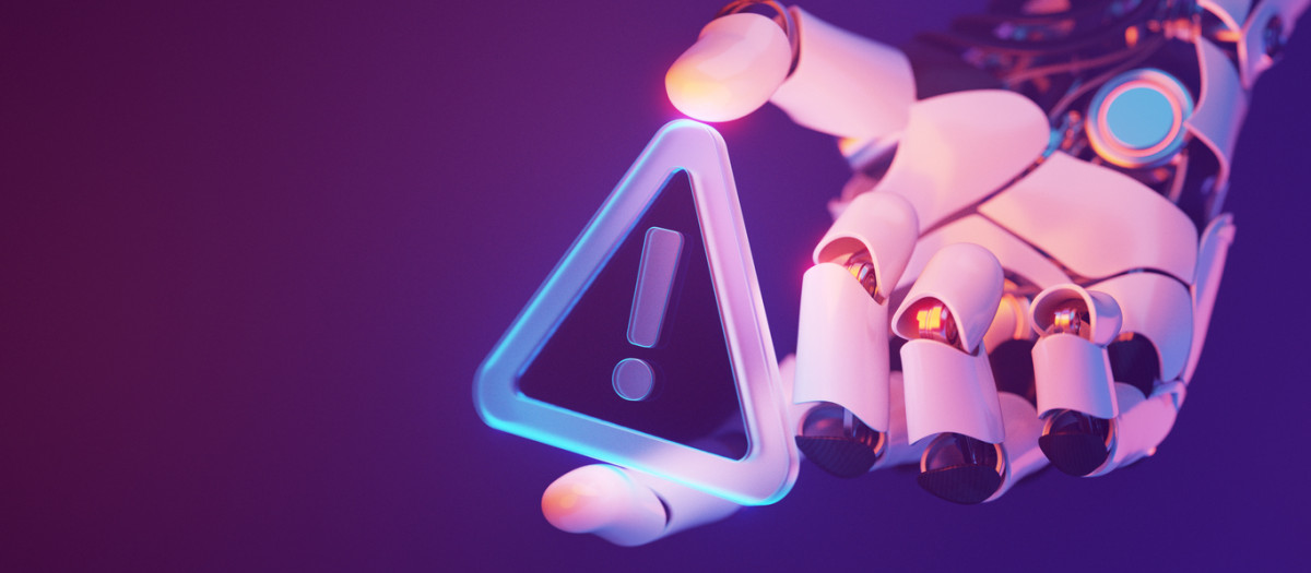 Mano robótica futurista que sostiene un letrero de advertencia
