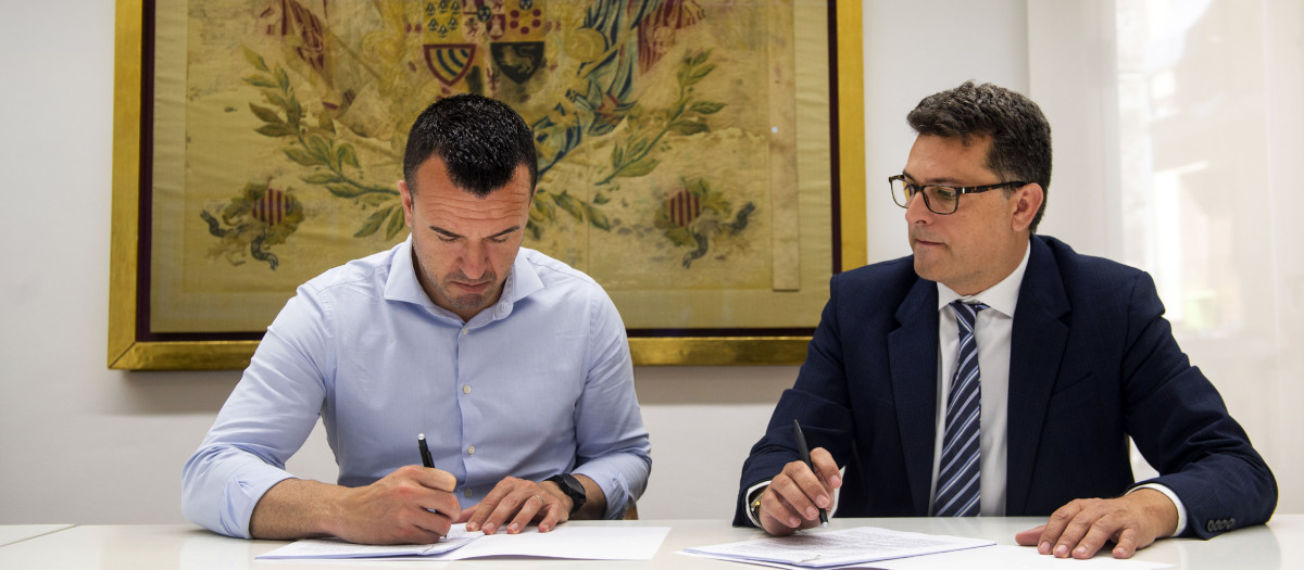 Imagen tomada este lunes de Vicent Mompó y Juan Ramón Adsuara durante la Firma convenio proyectos europeos Diputación de Valencia