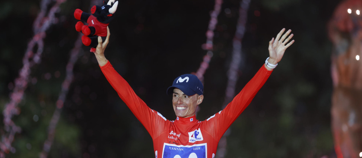 Enric Mas celebra la victoria final en la Vuelta a España
