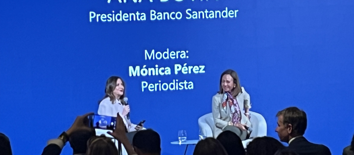 Ana Botín (dcha.) y la periodista Monica Pérez (izq.)