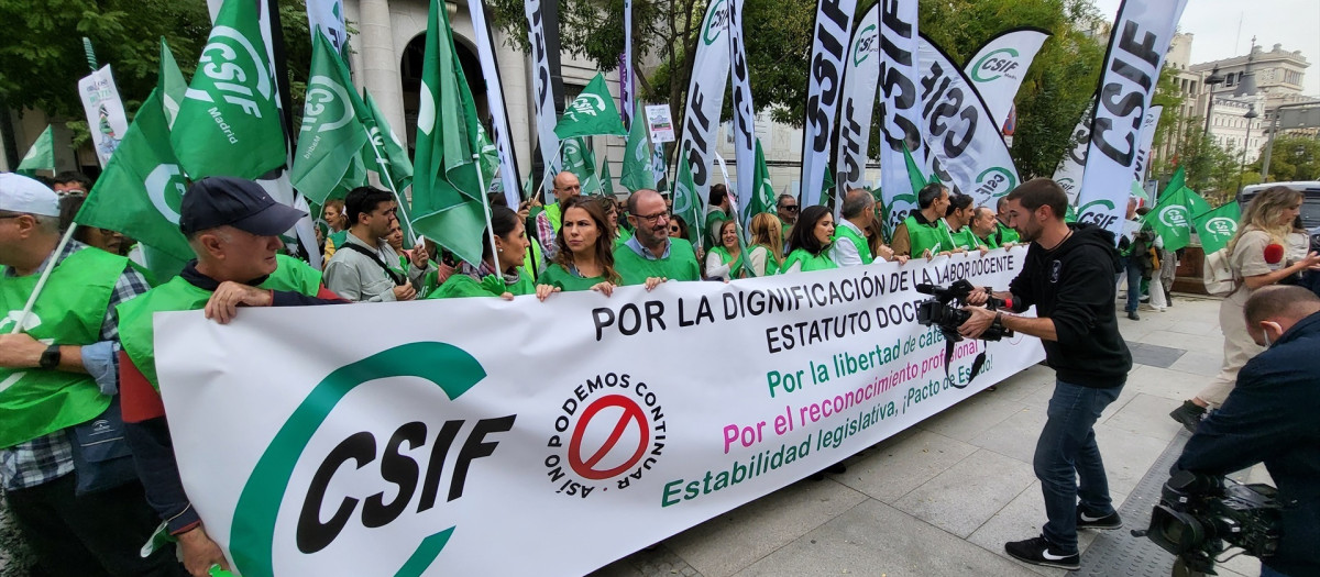 (Foto de ARCHIVO)
Manifestación convocada por la Central Sindical Independiente de Funcionarios (CSIF) frente al Ministerio de Educación