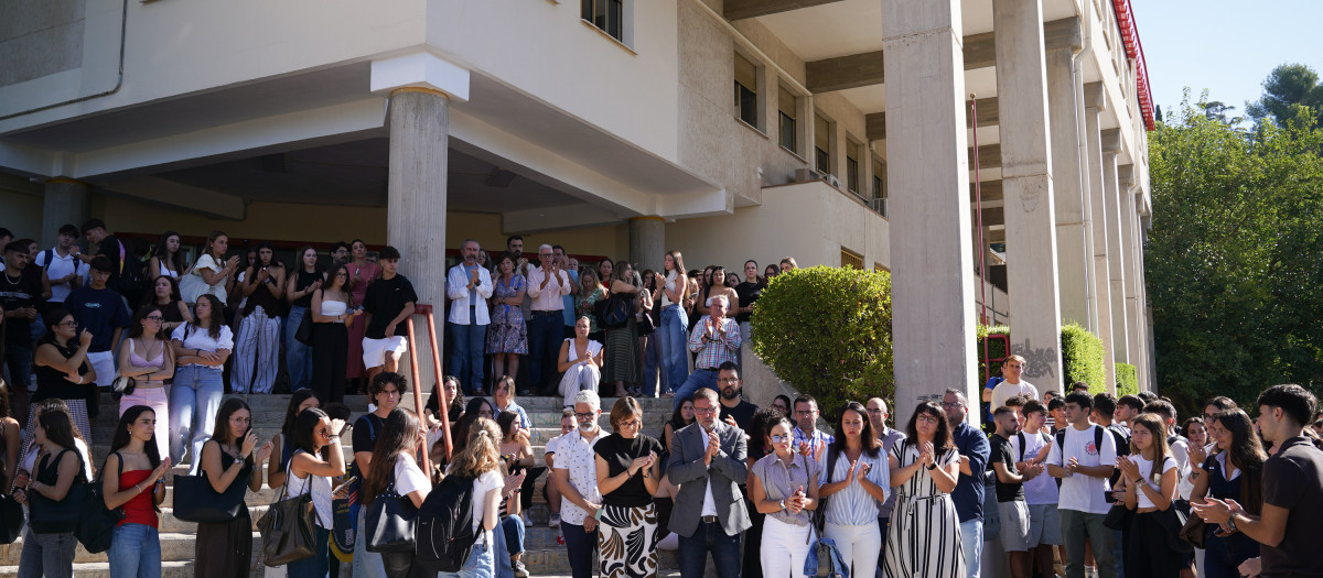 Participantes en el minuto de silencio convocado por la Universidad de Granada en memoria de la estudiante Claudia Tacoronte Aguilera, asesinada en México. A 14 de septiembre de 2026 en Granada (Andalucía, España). La Universidad de Granada (UGR) ha expresado este lunes su "más firme repulsa y absoluta condena" ante el asesinato de la estudiante Claudia Tacoronte Aguilera, que realizaba una estancia de movilidad académica en la Universidad Autónoma del Estado de Morelos (UAEM), perpetrado en el municipio de Cuautla (México).

Arsenio Zurita / Europa Press
14/9/2026