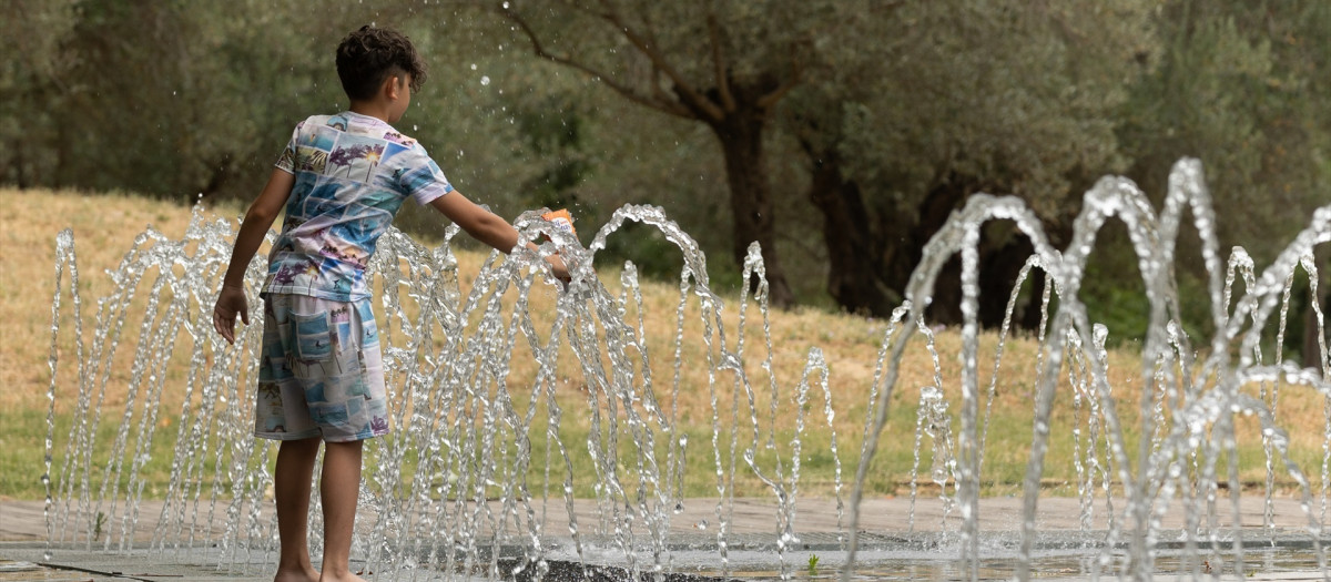 Un niño se moja en los chorros de Madrid Río