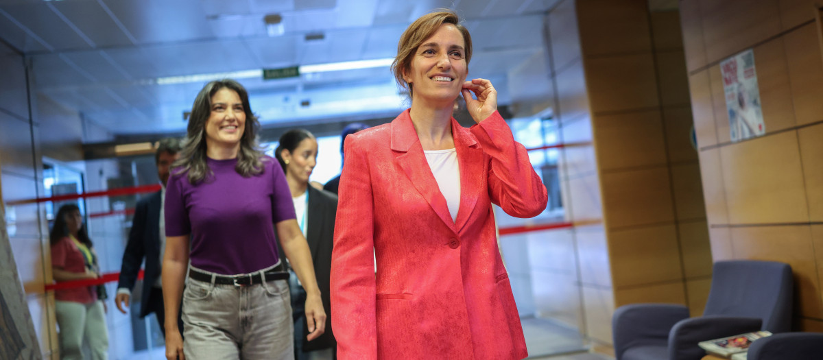 La portavoz de Más Madrid en la Asamblea de Madrid, Manuela Bergerot, y la ministra de Sanidad, Mónica García