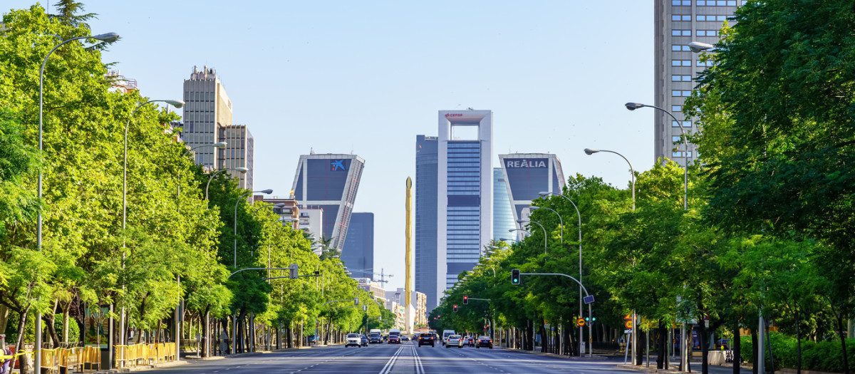Paseo de la Castellana en Madrid, con las cuatro torres de fondo
