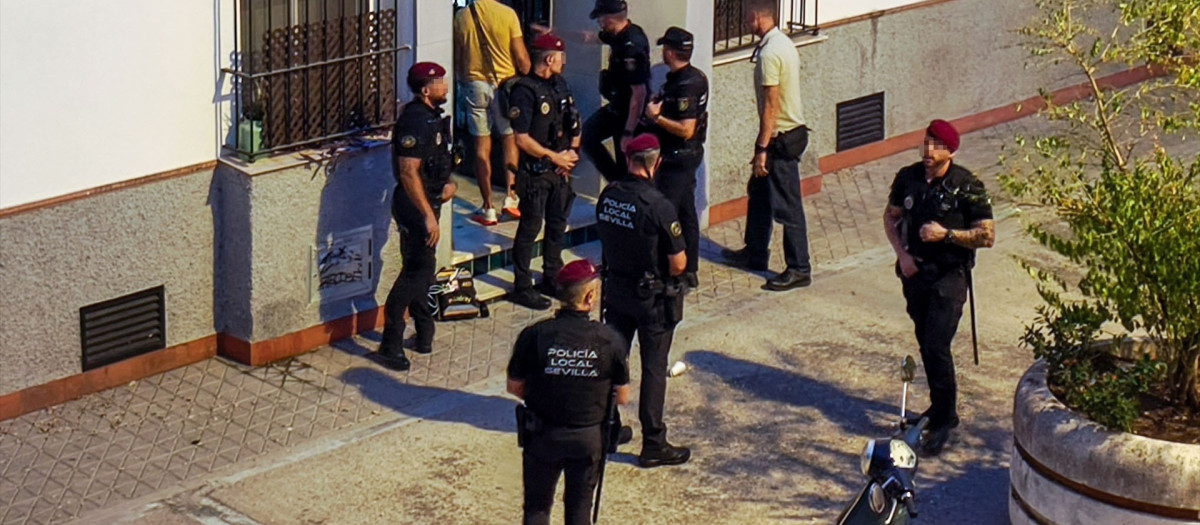 Agentes de la Policía Nacional y de los GAR de la Policía Local de Sevilla en la puerta de la vivienda del barrio de los Remedios donde ha sido hallado sin vida un menor de 10 años.

FRANCISCO J. OLMO / EUROPA PRESS
15/9/2026