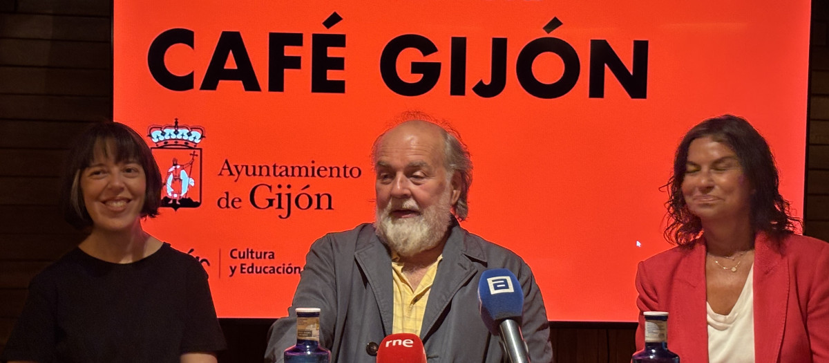 El escritor Miguel Dalmau (en el centro) ha ganado Premio de Novela Café Gijón 2026

EUROPA PRESS
15/9/2026