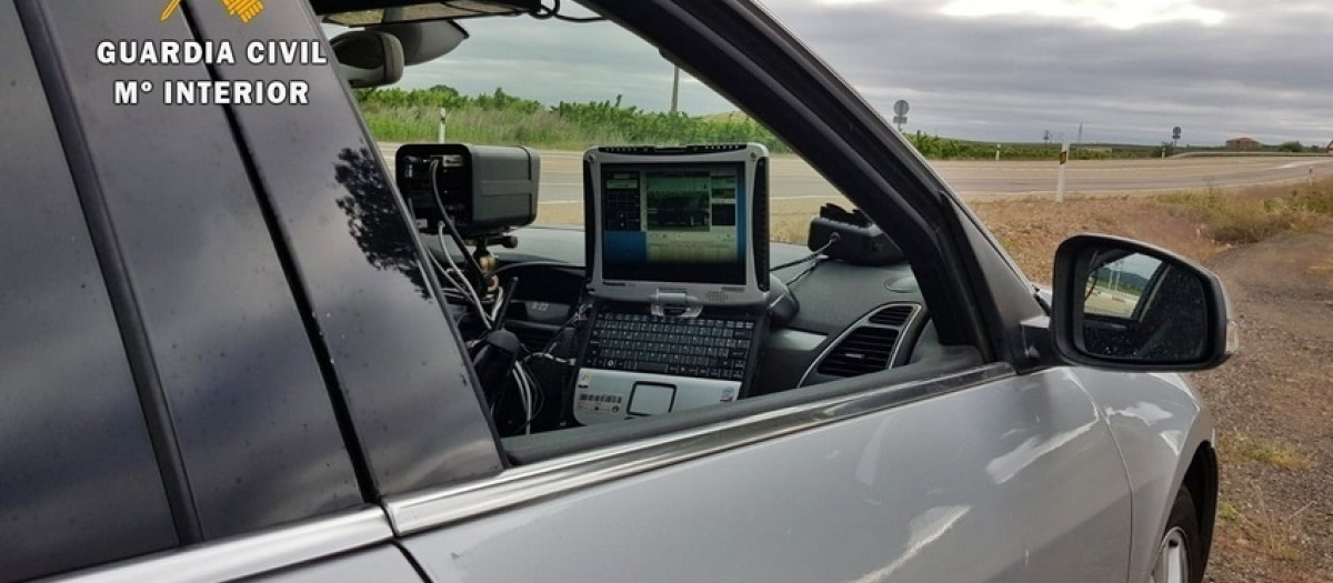 Imagen de archivo de un radar móvil en un vehículo de la Guardia Civil