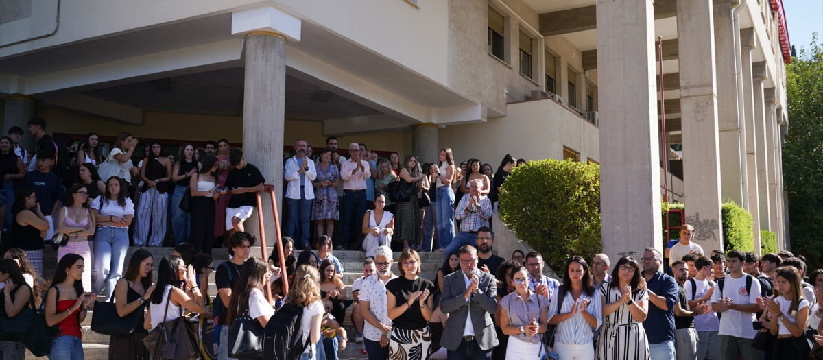 Participantes en el minuto de silencio convocado por la Universidad de Granada en memoria de la estudiante Claudia Tacoronte Aguilera, asesinada en México. A 14 de septiembre de 2026 en Granada (Andalucía, España). La Universidad de Granada (UGR) ha expresado este lunes su "más firme repulsa y absoluta condena" ante el asesinato de la estudiante Claudia Tacoronte Aguilera, que realizaba una estancia de movilidad académica en la Universidad Autónoma del Estado de Morelos (UAEM), perpetrado en el municipio de Cuautla (México).

Arsenio Zurita / Europa Press
14/9/2026