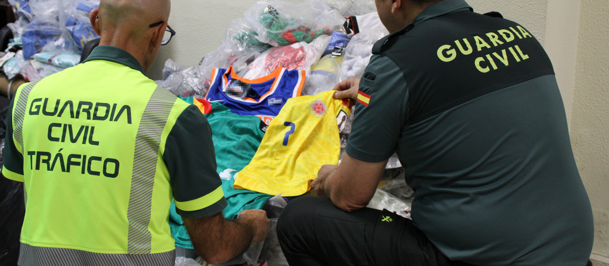 La Guardia Civil de Segovia interviene en la AP-6 un coche con 840 prendas deportivas falsificadas valoradas en 70.000 euros