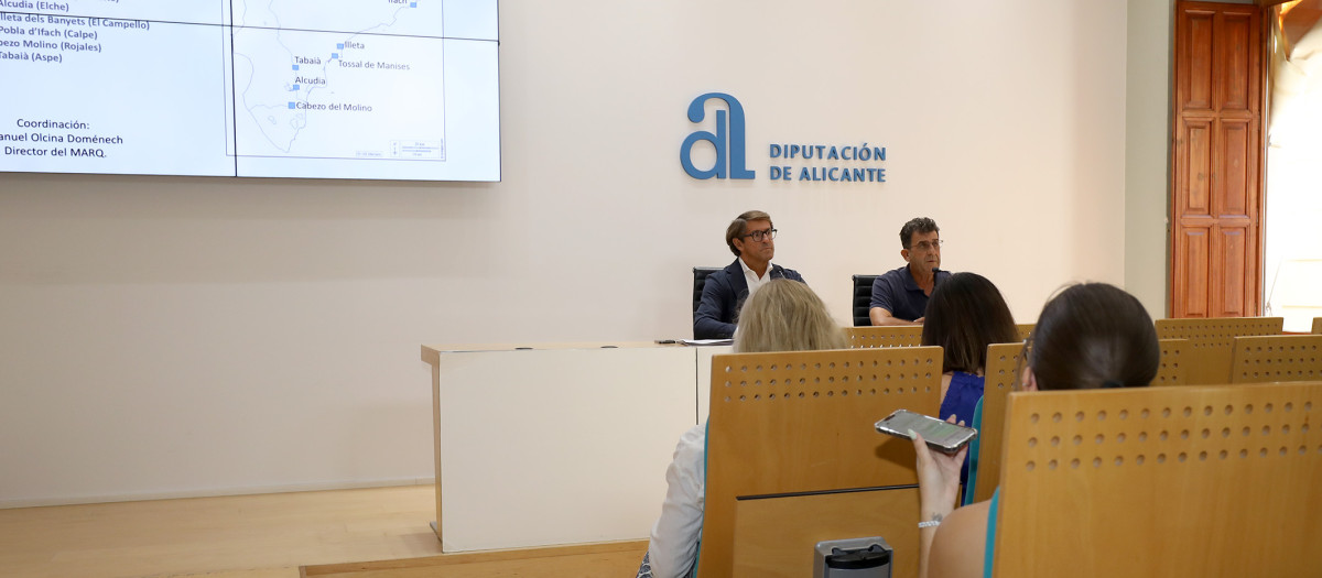 El diputado de Cultura, Juan de Dios Navarro, acompañado por el director del MARQ, Manuel Olcina