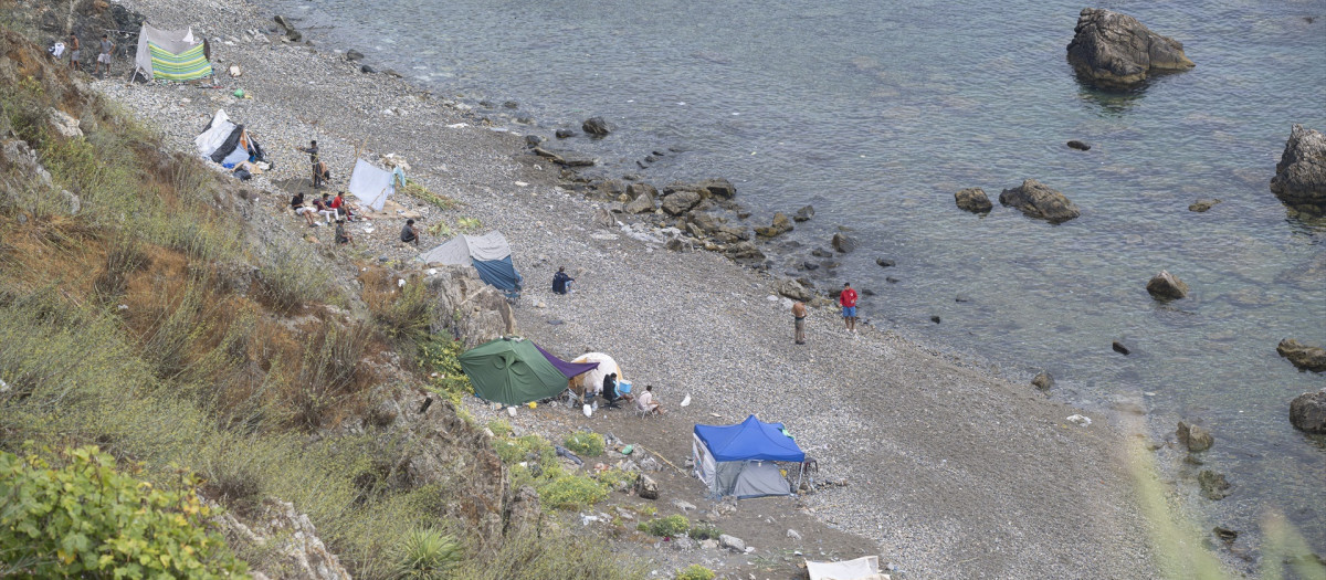 Una imagen de archivo de la playa del Sarchal, en Ceuta, donde acampan inmigrantes ilegales