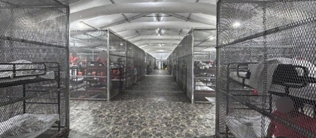 Fotografía tomada del informe oficial de la Oficina del Inspector General del Departamento de Seguridad Nacional que muestra jaulas metálicas como "zonas de calma" para los migrantes detenidos en Alligator Alcatraz