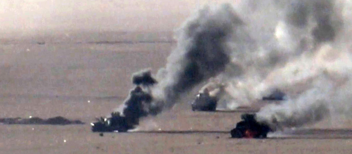 Vehículos militares en llamas atacados en Al-Jawf