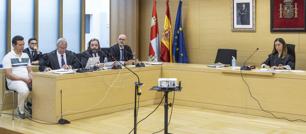 Un momento del juicio que se sigue en la Audiencia Provincial, por el asesinato a cuchilladas de un hombre en octubre de 2024 en Aranda de Duero (Burgos), suegro del acusado, para el que el Ministerio Fiscal pide casi 30 años de prisión. EFE/ Santi Otero