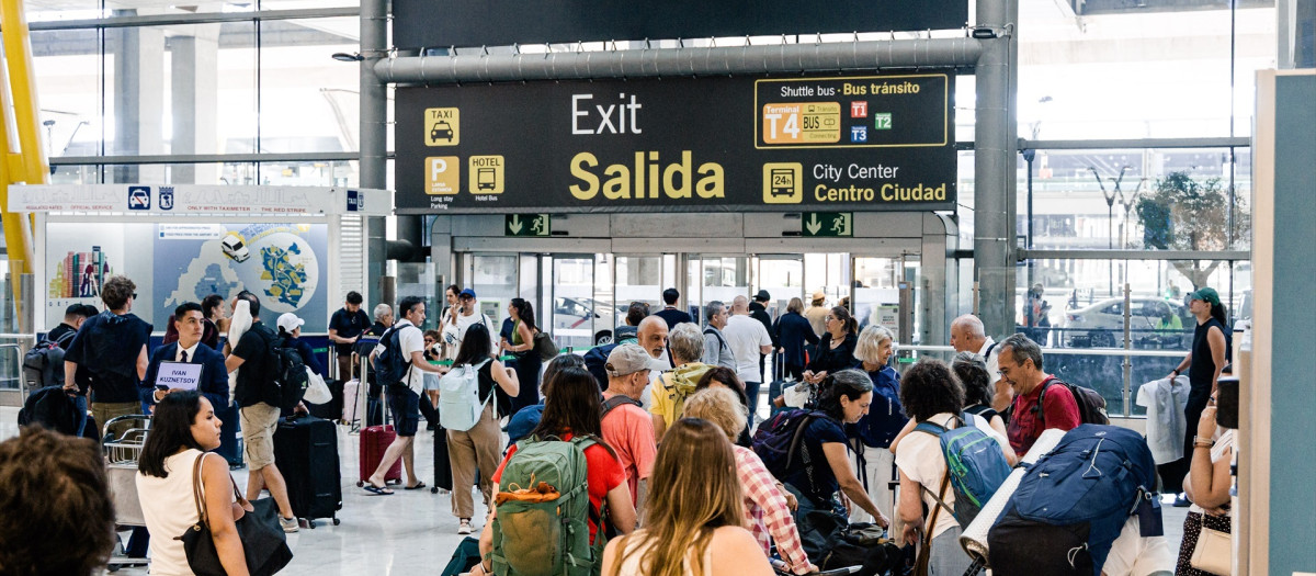 Decenas de personas transitan por la T4 del Aeropuerto Adolfo Suárez Madrid-Barajas,