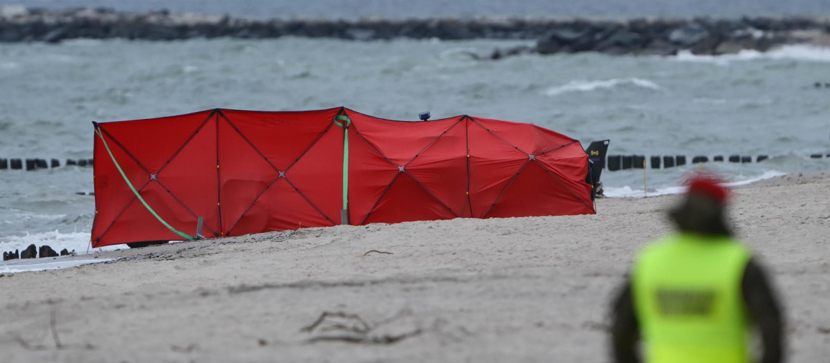 Un dron militar, parcialmente visible en la playa de Rusinowo, en el voivodato de Pomerania Occidental, Polonia,