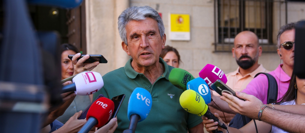 El delegado del Gobierno de España en Castilla-La Mancha, José Pablo Sabrido, atiende a los  medios