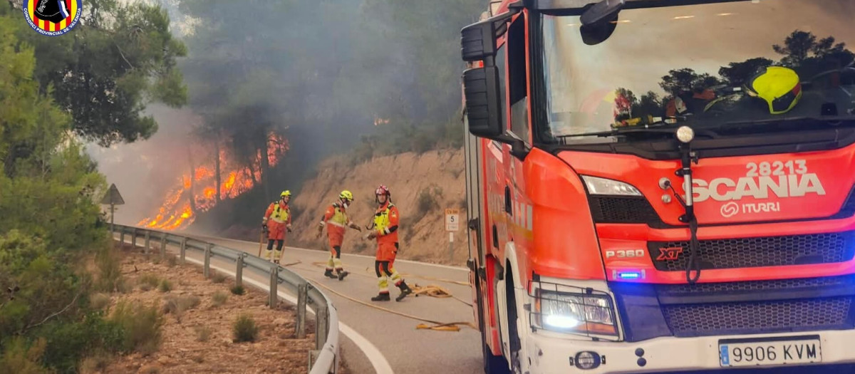 Efectivos desplegado en el incendio forestal de Tuéjar
REMITIDA / HANDOUT por CONSORCIO BOMBEROS VALENCIA
Fotografía remitida a medios de comunicación exclusivamente para ilustrar la noticia a la que hace referencia la imagen, y citando la procedencia de la imagen en la firma
16/9/2026