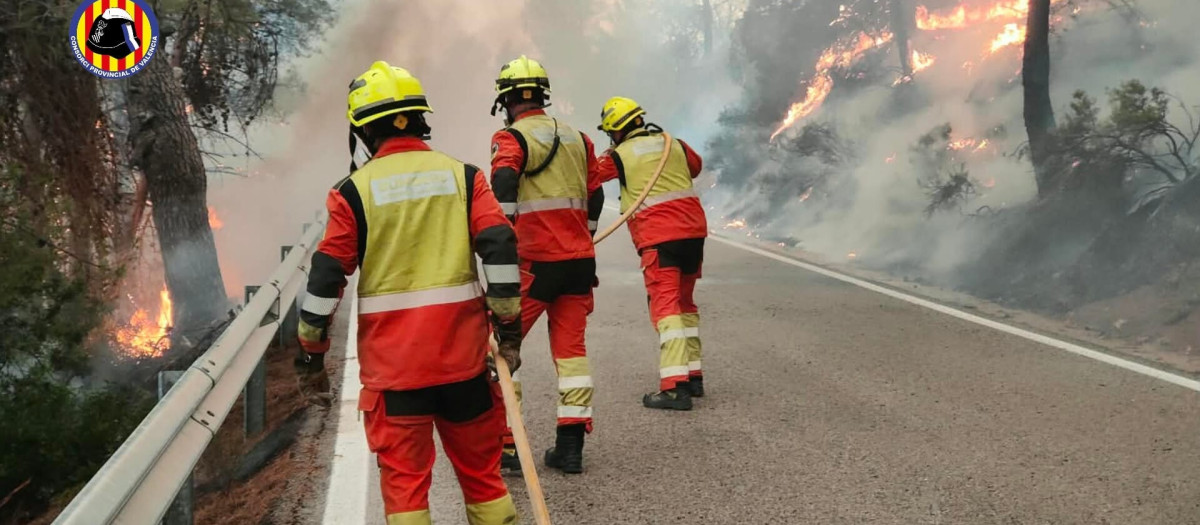 Imagen de las tareas de extinción del incendio de Tuéjar