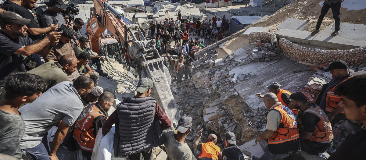 Rescatistas excavaron entre los escombros para recuperar cuerpos de un edificio derrumbado en la zona de Tal al-Hawa, en la ciudad de Gaza
