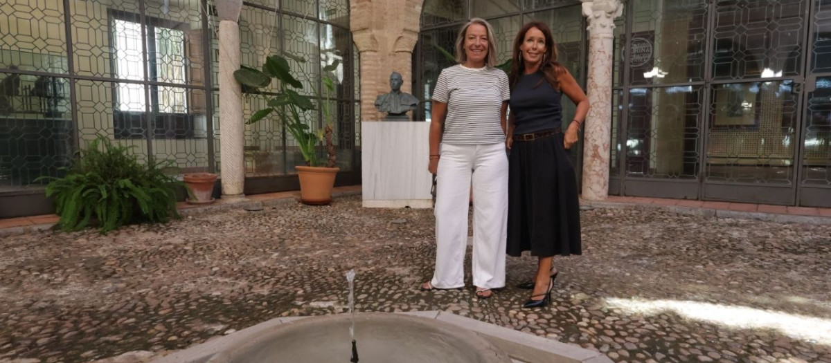 Isabel Albás y Marián Aguilar, en el patio del Museo Taurino