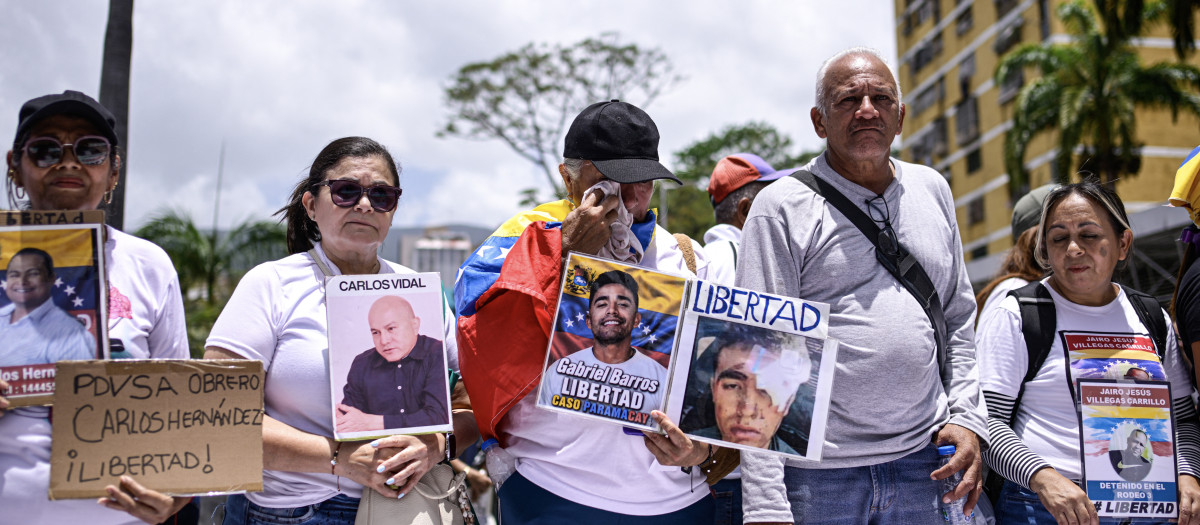 Familiares de presos políticos participan en una protesta exigiendo la liberación de los detenidos y denunciando el incumplimiento de los anuncios previos de liberación, cerca del palacio presidencial de Miraflores en Caracas