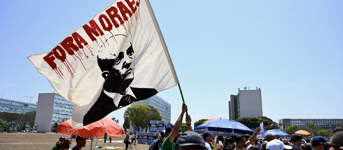 una pancarta con el lema "¡Fuera Moraes!" frente al Congreso Nacional en Brasilia