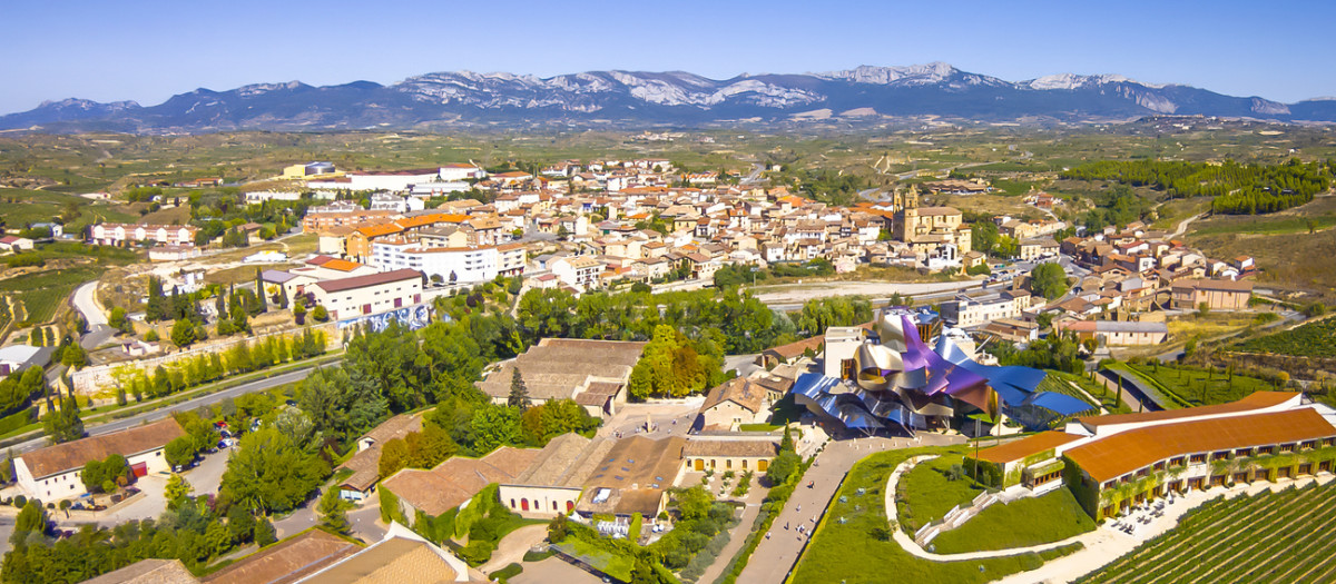Pueblo de Elciego en La Rioja Alavesa, rodeado por viñedos y la bodega Marqués de Riscal
