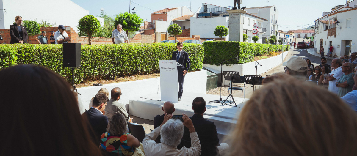 El presidente de la Generalitat ante el Monumento al Emigrante en La Zarza (Badajoz)