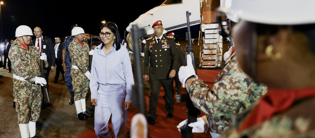 presidenta interina de Venezuela, Delcy Rodríguez, a su llegada al Aeropuerto Internacional Johan Adolf Pengel