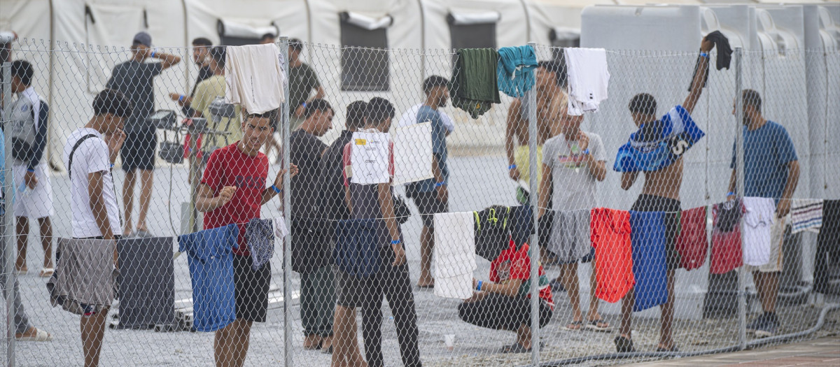 (Foto de ARCHIVO)
Migrantes se instalan en el nuevo centro de acogida de Los Rosales, a 14 de septiembre de 2026, en Ceuta (España). Un total de 864 migrantes que permanecían en situación de calle en las inmediaciones del embolsamiento de Loma Colmenar han sido trasladados este domingo a un nuevo recurso temporal de acogida habilitado en el barrio de Los Rosales, según ha informado el Ministerio de Inclusión, Seguridad Social y Migraciones.

Marcos Moreno / Europa Press
14/9/2026
