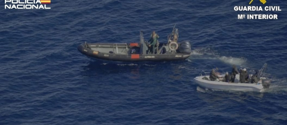 Rescate de una patera localizada en aguas de Ibiza el pasado febrero.
