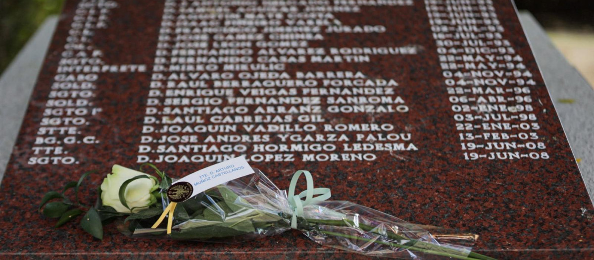 El monolito rinde homenaje a los veintitrés militares y un intérprete local que perdieron su vida en el cumplimiento de su deber