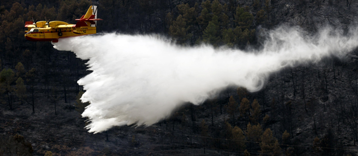 Imagen de las tareas de extinción del incendio forestal de Tuéjar