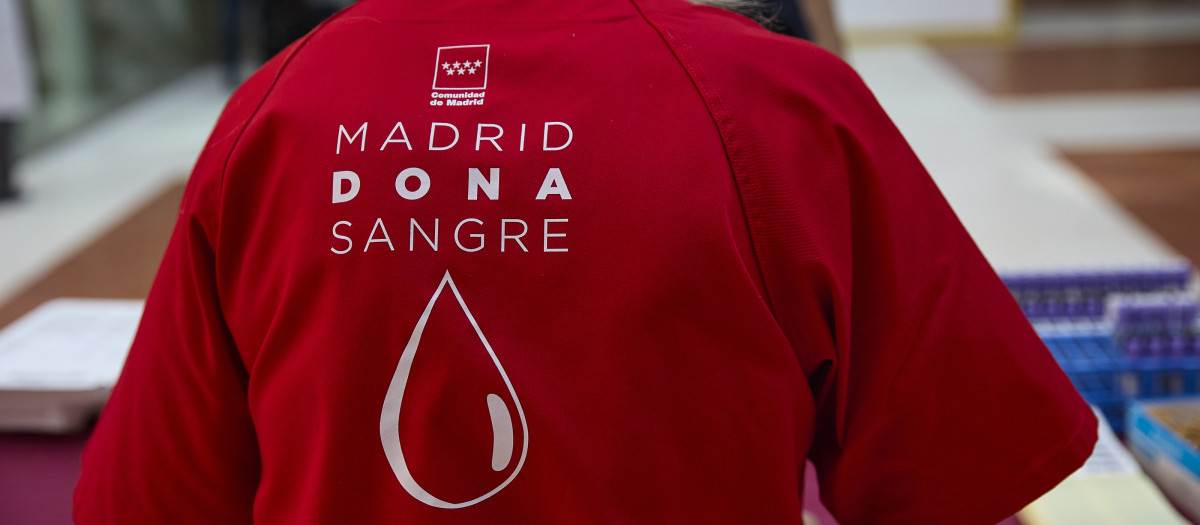 Una sanitaria durante la iniciativa 'Madrid Dona Sangre, Dona Plasma'