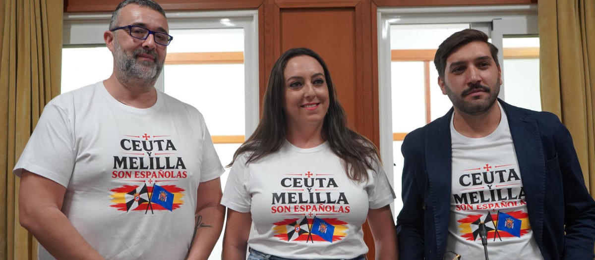Rafael Saco, Marta León y Miguel Castellano, en el salón de Plenos