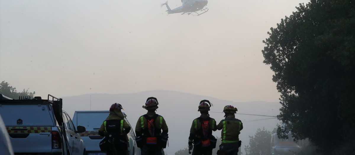 Varios bomberos forestales colaboran en las labores de extinción de un incendio forestal, a 16 de septiembre de 2026, en Quiroga, Lugo, Galicia (España)