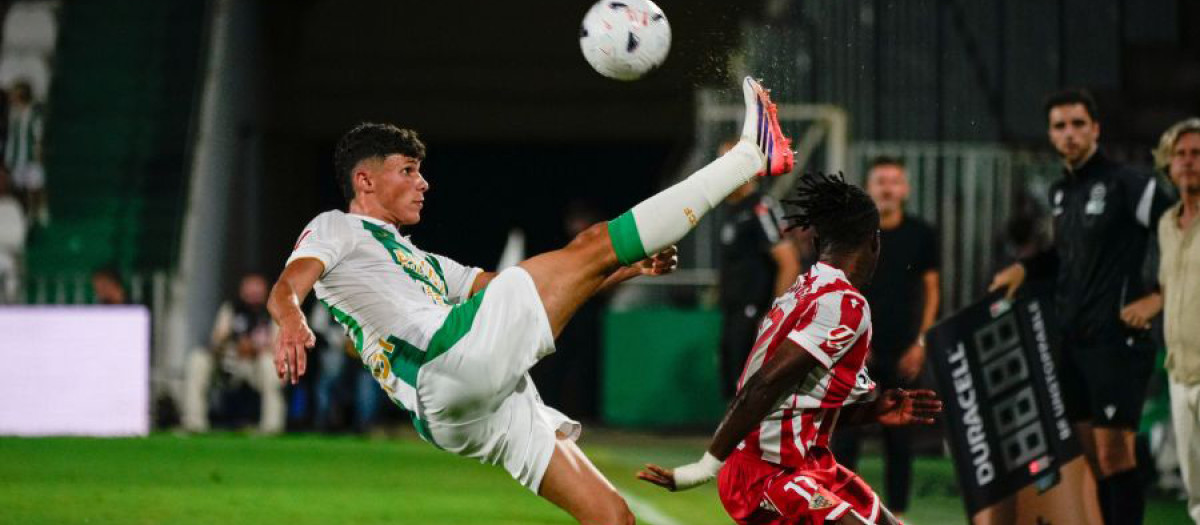 Dani Budesca intenta un despeje acrobático ante el Almería